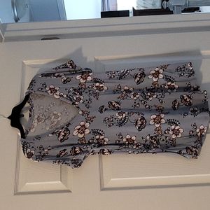 V Neck flowery Cozy Tee Shirt in A Medium